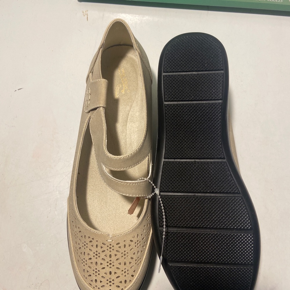 Easy street natural lightweight maryjanes 1/2” wedge heel various sizes NWT - Picture 5 of 6